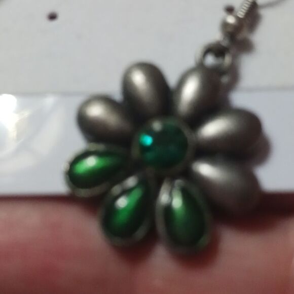 Silver toned fishhook earrings floral design with emerald green stones - Picture 5 of 8